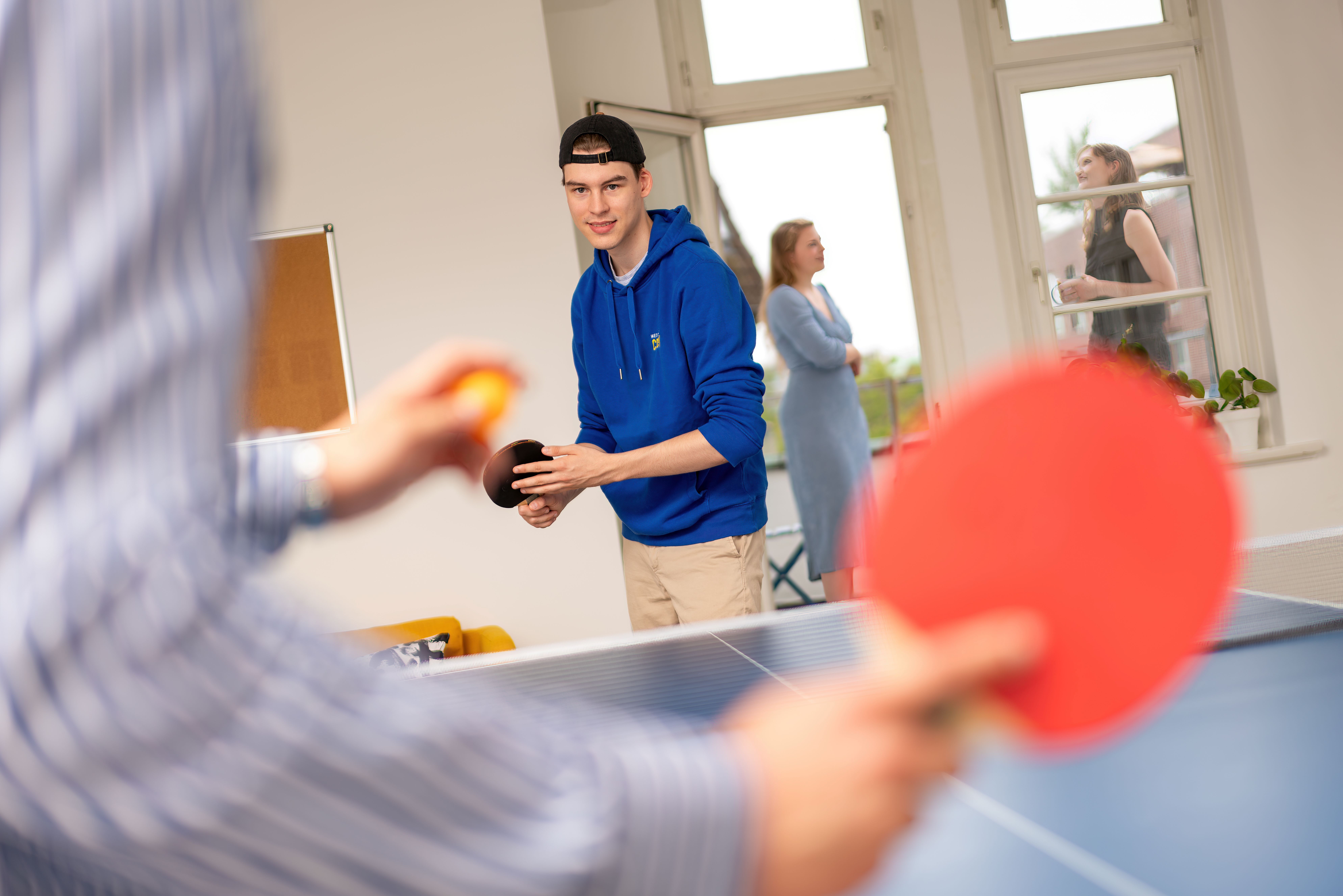 Im Pausenraum wird Tischtennis gespielt