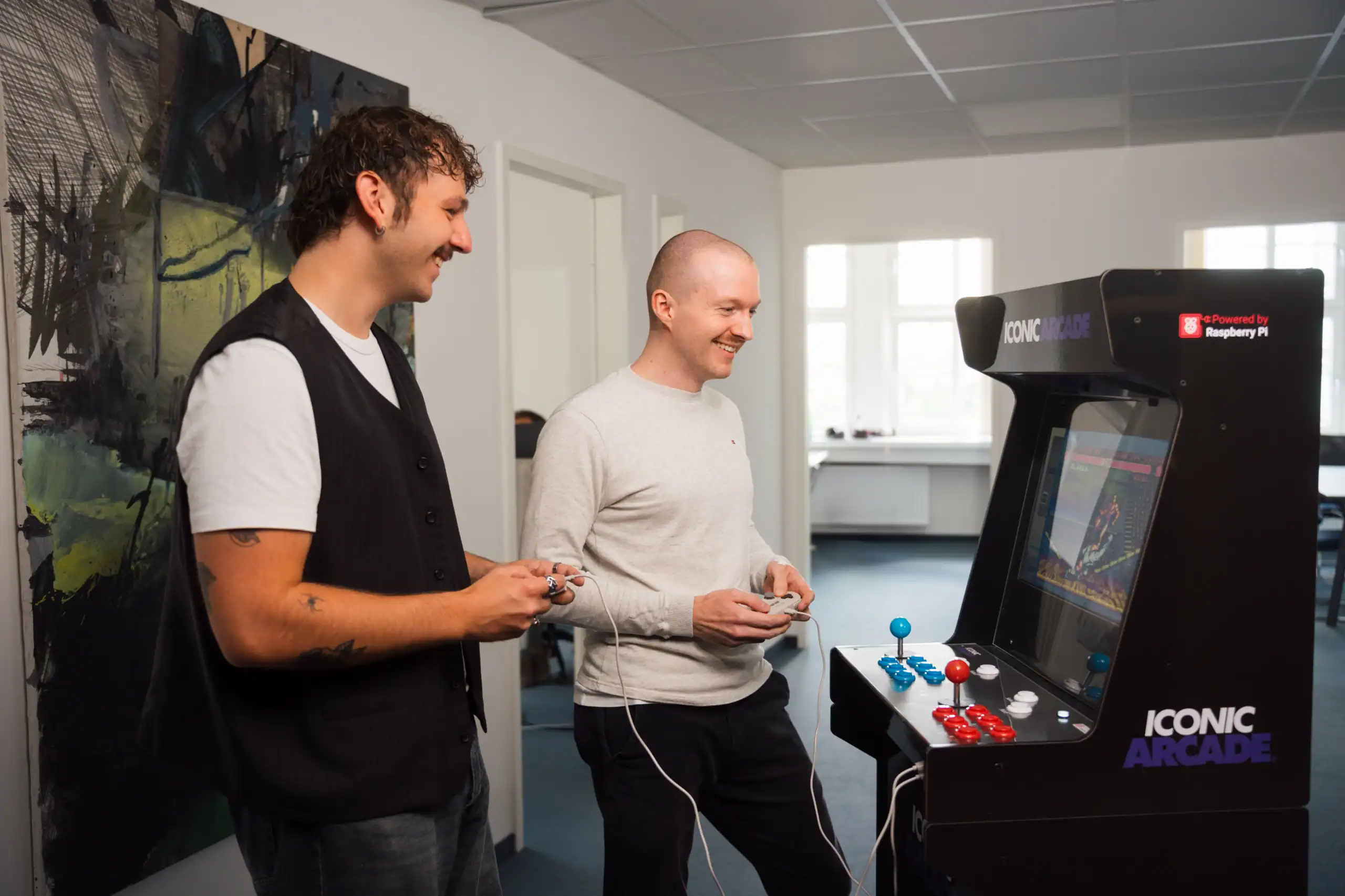 Kollegen spielen in der Pause an der Konsole