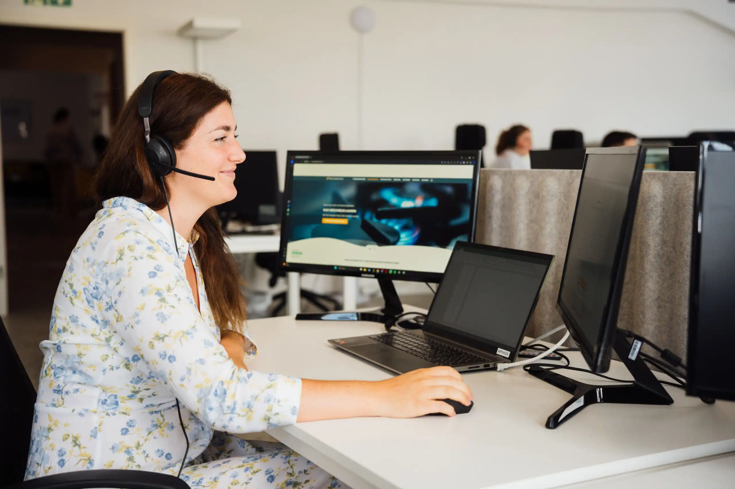 Kundenservice-Mitarbeiterin bei der Arbeit