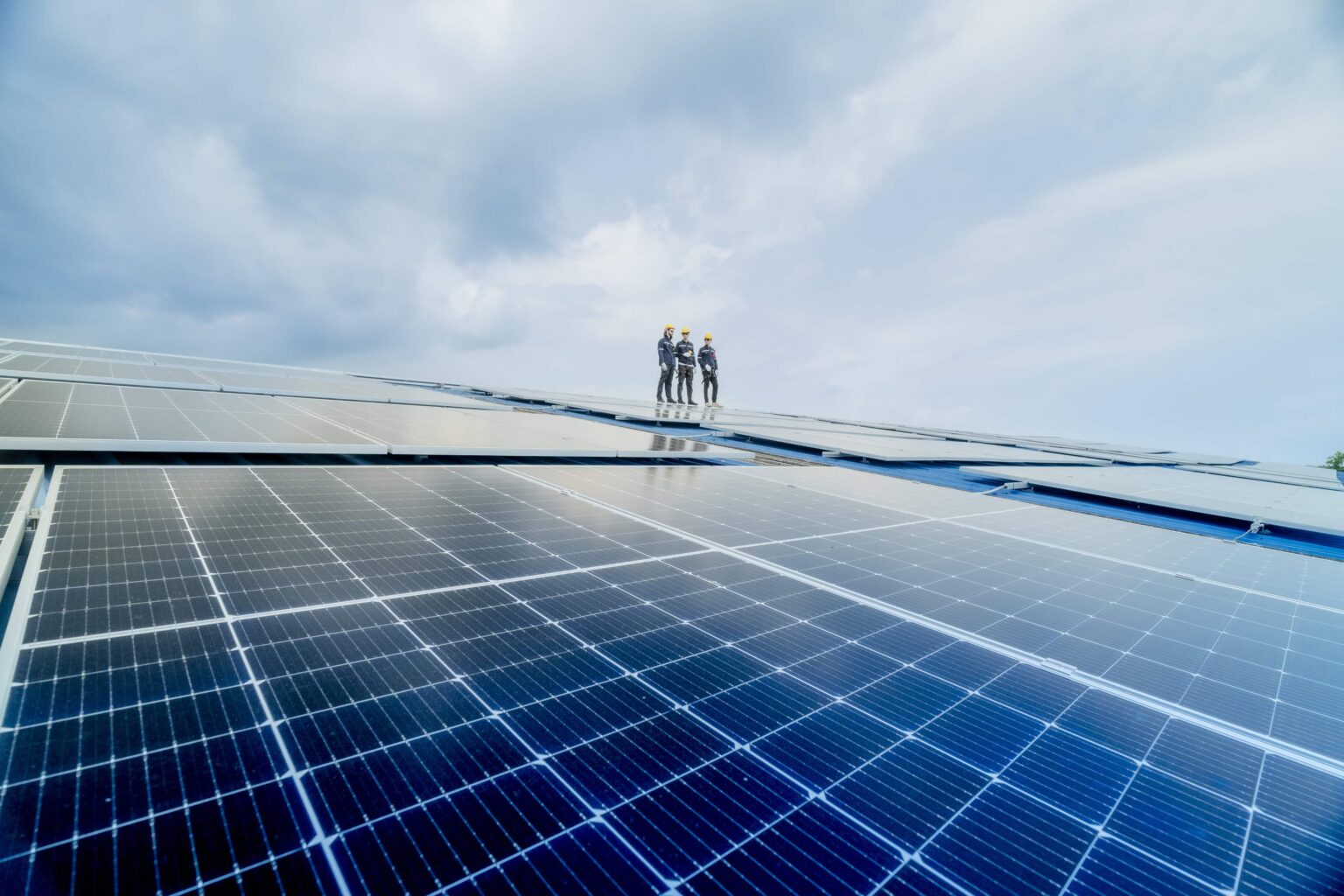 Photovoltaikanlage auf einem Gewerbedach mit Technikern